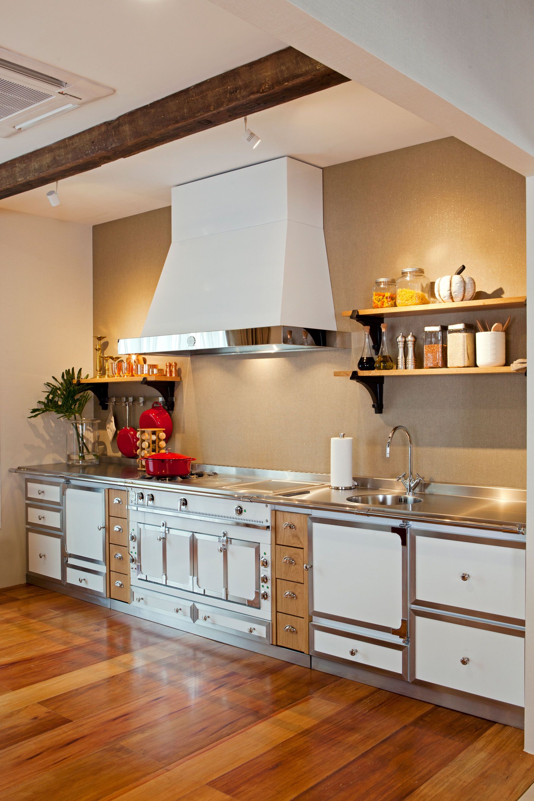 Page 62_ Chateau meubles blanc et inox